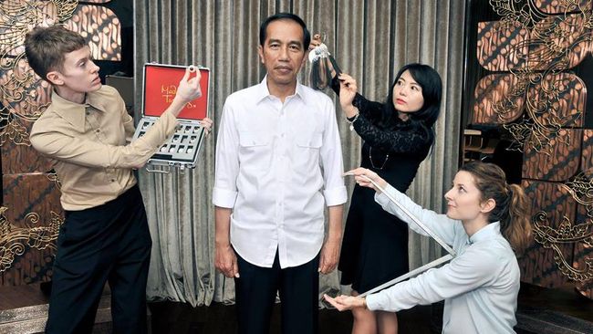 Presiden Joko Widodo mengirimkan dua batik sebagai opsi untuk patung lilinnya di Madame Tussauds, Hong Kong. Batik pilihannya ini akan mengganti kemeja putih.