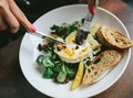 Alasan Makan Perlahan Bisa Turunkan Berat Badan