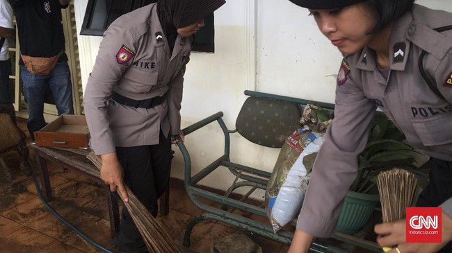 Polisi wanita datang sore hari untuk membantu membersihkan rumah korban banjir. Namun telat, rumah warga sudah bersih.