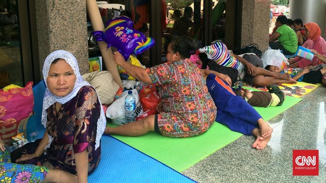Sebagian warga nekat pulang untuk menjaga harta bendanya dan untuk membersihkan lumpur sisa banjir. Sebagian yang lain bertahan di pengungsian.