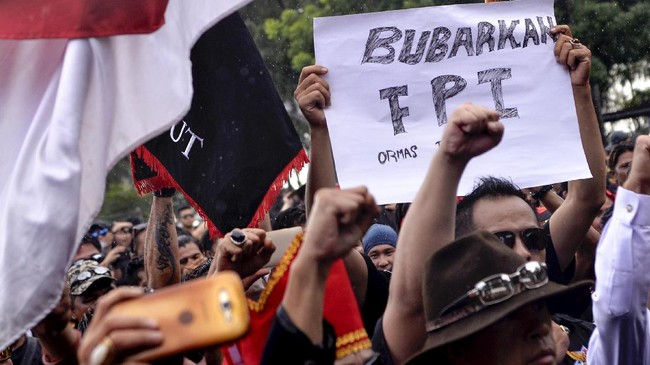 Pengamat Politik Boni Hargens menilai semua ormas yang terbukti bertentangan dengan Pancasila dapat dibubarkan, termasuk FPI.