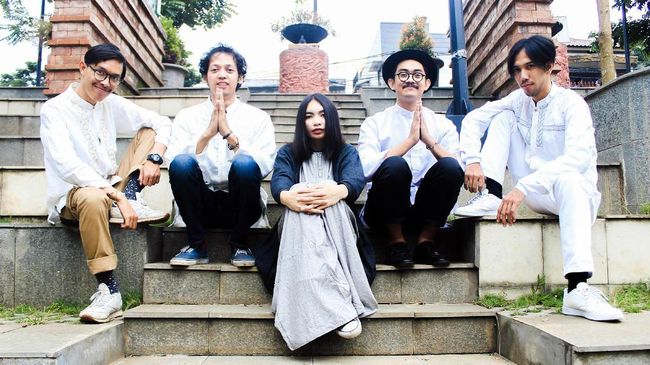 Secara bersamaan, grup musik rock alternatif asal Bandung ini merilis lagu disertai video musik pengiringnya.