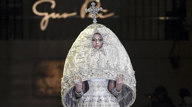 Di Paris Haute Couture, Guo Pei menampilkan koleksinya bertajuk 'Legenda' yang memperlihatkan gaun berserat metal yang bisa bersinar layaknya matahari.