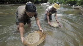 Penambang Emas Tradisional yang Tak Suka Mengeluh