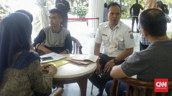 Selama ini warga ibu kota yang mengadu akan dilayani langsung oleh Ahok untuk dicatat dan segera ditindaklanjuti.