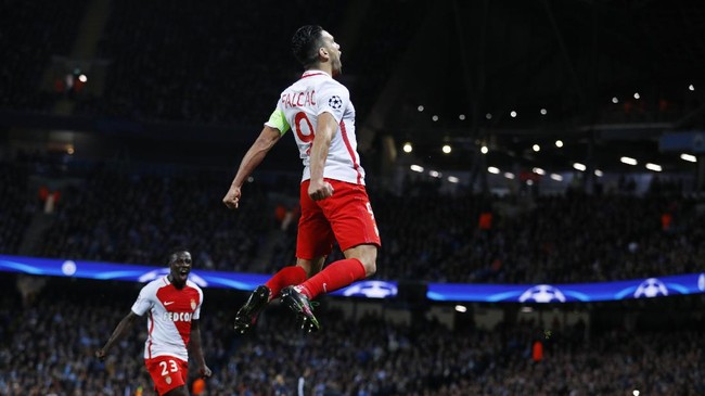 Lini masa Twitter sontak memberikan pujian untuk Radamel Falcao ketika ia mencetak gol kedua, sementara Rio Ferdinand menyebutnya pemain berkelas.