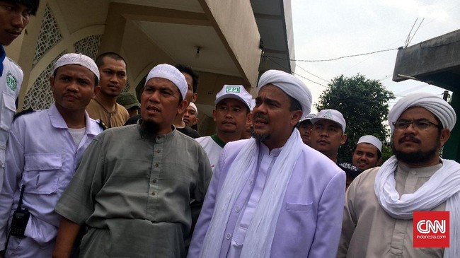 Warga pun dibuat bingung lantaran menganggap Rizieq mendadak jadi seperti calon gubernur yang tak mau ketinggalan blusukan.