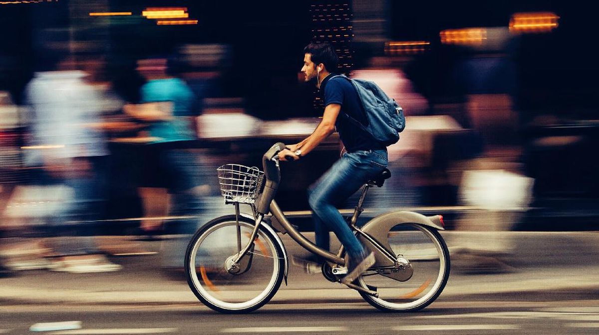 Naik Sepeda Sambil Main Ponsel di Jepang Bisa Didenda Rp1,2 Juta