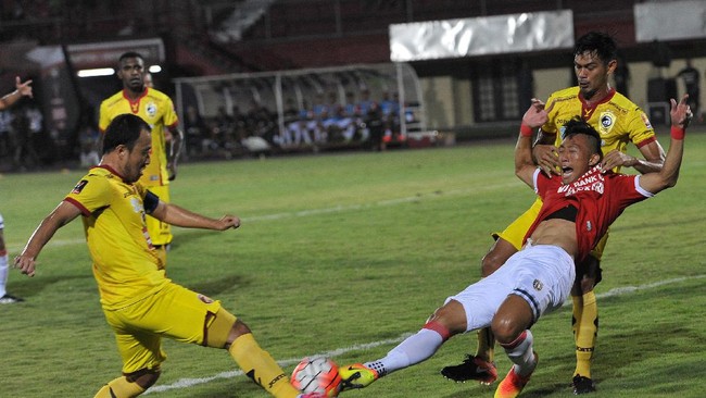 Bek Sriwijaya FC, Marco Sandy Meraudjie, tetap menjalani latihan pagi bersama tim meski sedang dalam status tersangka pemerkosaan terhadap anak di bawah umur.