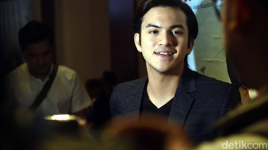 Aktris cantik, Cut Syifa baru saja merayakan ulang tahun yang ke 20. Ternyata Rizky Nazar telat memberikan ucapan selamat untuk Syifa.