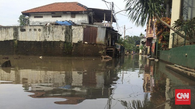 Hujan lebat pada Rabu malam membuat luapan air kembali menggenangi pemukiman warga di kawasan Cipinang Melayu, Jakarta Timur.