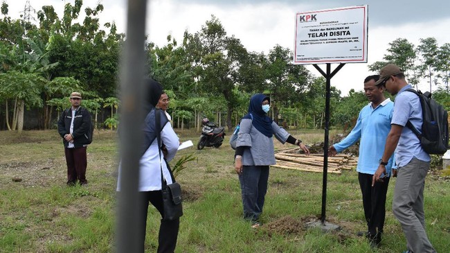 Korupsi Dana Hibah Jatim, KPK Sita Tanah Senilai Rp2 M di Pasuruan KPK menyita tanah senilai Rp2 miliar di Pasuruan terkait dugaan korupsi dana hibah. Lima saksi diperiksa dalam penyidikan kasus ini.