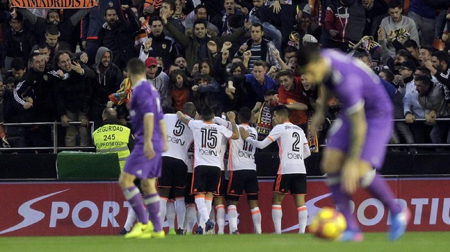 Real Madrid dikejutkan dengan gol cepat dari striker Valencia Simone Zaza pada menit kelima assist dari Munir El Haddadi.