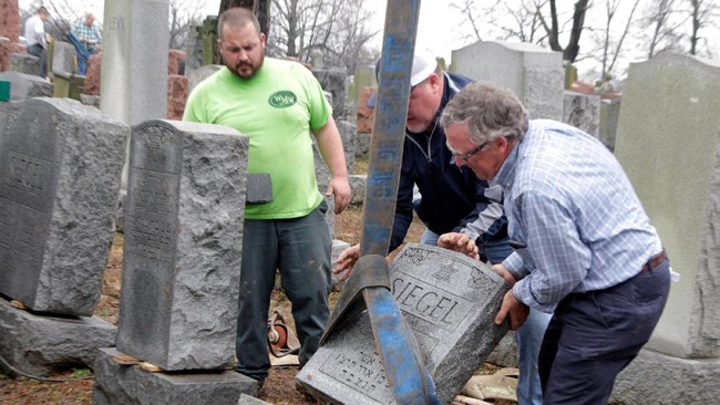 Aksi anti-Semit pasca pelantikan Trump memuncak ketika makam Yahudi dihancurkan vandal akhir pekan lalu. Warga Muslim hadir untuk menunjukkan solidaritas.