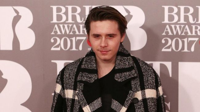 Brooklyn Beckham baru 'balikan' dengan kekasihnya yang putus sambung, Chloe Grace Moretz akhir tahun lalu. Tapi sekarang Brooklyn mencium perempuan lain.