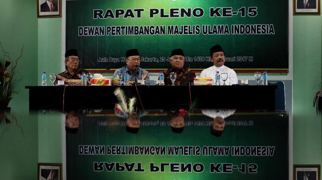 Wakil Ketua Dewan Pertimbangan Didin Hafiduddin menyebut MUI harus steril dari kegiatan politik sehingga lambang, jabatan dan kantor tak bisa dipakai kampanye.