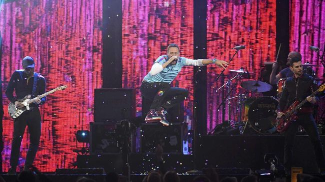 Coldplay memilih nama Los Unidades dalam lagu terbaru bersama Pharrell Williams dan membuat penggemar kebingungan.