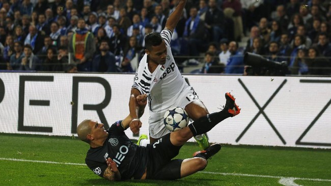 Sejak menit ke-27, FC Porto harus bermain dengan 10 pemain. Itu setelah Alex Telles diusir wasit karena melanggar Stephane Lichtsteiner.