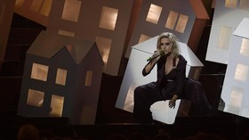 Tampil di Panggung Brit Awards, Katy Perry Kritik Trump Lagi