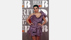 Charli XCX Buat Video Boys yang Viral Versi Perempuan