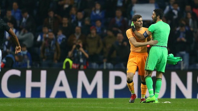Dua kiper veteran Gianluigi Buffon dan Iker Casillas terlibat perbincangan akrab usai pertandingan Juventus melawan FC Porto di Estadio do Dragao.
