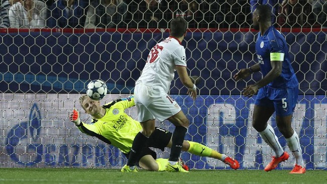 Leicester City kalah 1-2 di kandang Sevilla, Stadion Ramon Sanchez Pizjuan. Namun, kiper The Foxes Kasper Schmeichel masih menyimpan asa.