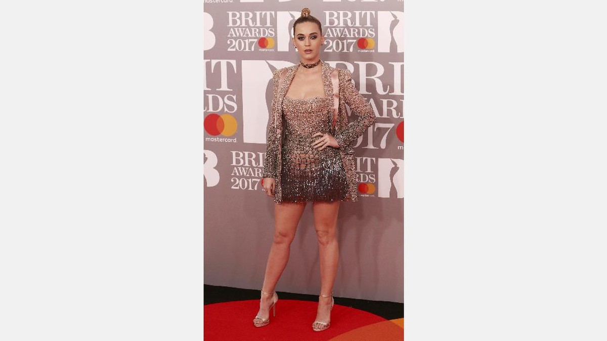 Metalik dan Transparan Dominasi Karpet Merah Brit Awards 2017