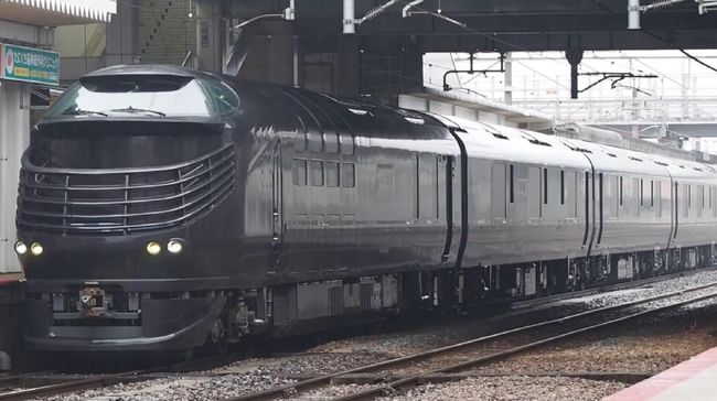 Untuk gerbong kereta yang lebih mewah, disediakan kamar dengan balkon, ruang makan, dan kamar mandi, yang bertarif hingga Rp177 jutaan per orang.
