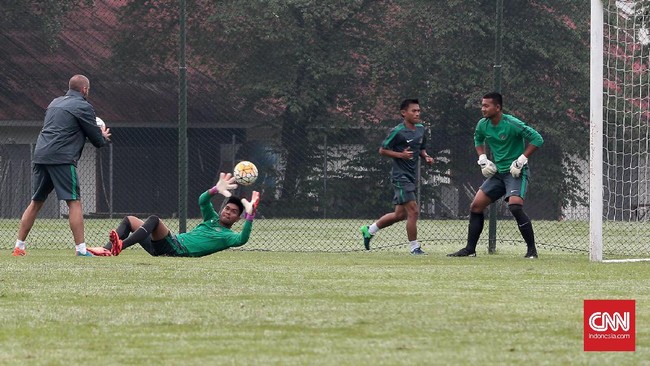 Empat kiper yang mengikuti seleksi tim nasional menghadapi menu latihan berbeda dari yang biasa mereka terima. Kini tangan dan kaki mereka lebih hidup.