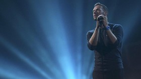 Chris Martin Disebut Putus dari Dakota Johnson