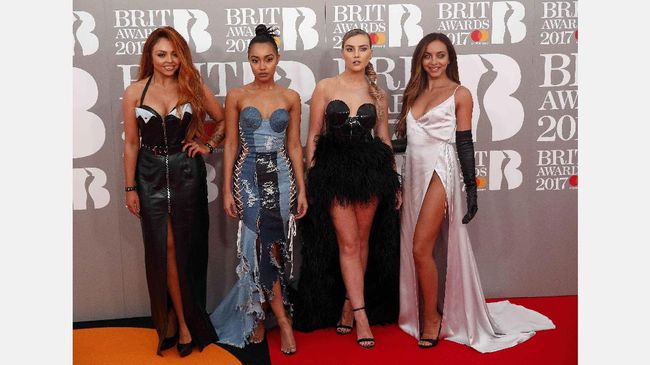 Girlband Little Mix mendapat kritikan tajam dari netizen setelah tampil dengan mengenakan kostum super seksi di konser 'One Love Manchester,' Minggu (4/6) lalu.