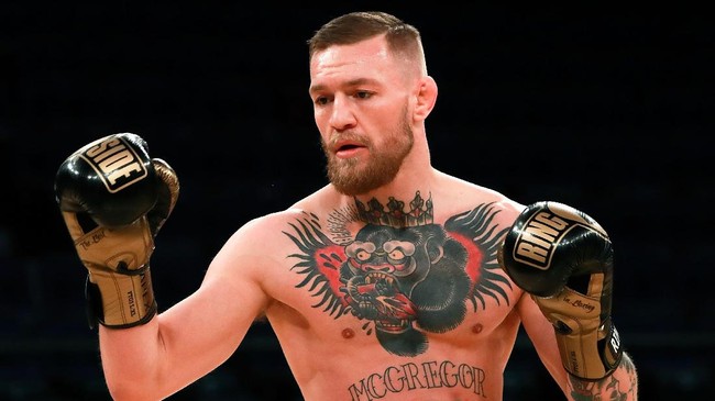 Juara dunia kelas ringan tarung bebas UFC, Conor McGregor, menyerahkan diri ke kepolisian New York setelah menyerang bus yang membawa sejumlah petarung.