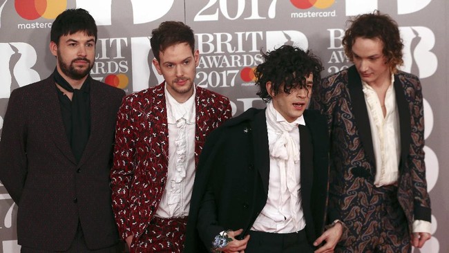 Metalik dan Transparan Dominasi Karpet Merah Brit Awards 2017