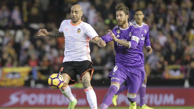 El Real yang memuncaki klasemen kini hanya terpaut satu poin dari rival terberat mereka Barcelona dan kemungkinan besar bagi Barca menyalip posisi mereka.