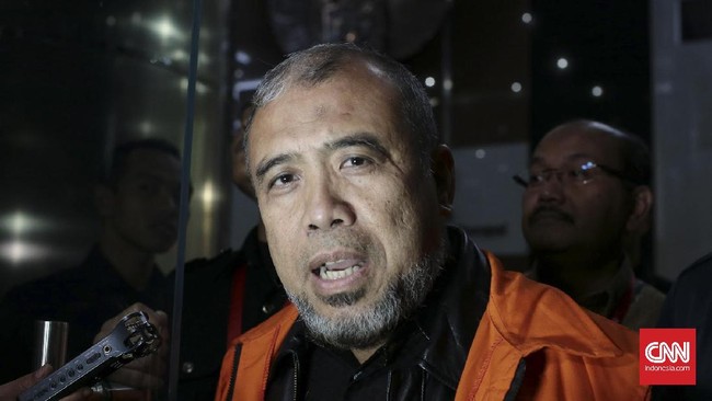 Mantan Hakim MK Patrialis Akbar diduga menerima suap sebesar US$20 ribu dan Sin$200 ribu dari pengusaha terkait permohonan uji materi UU Nomor 41/2014.