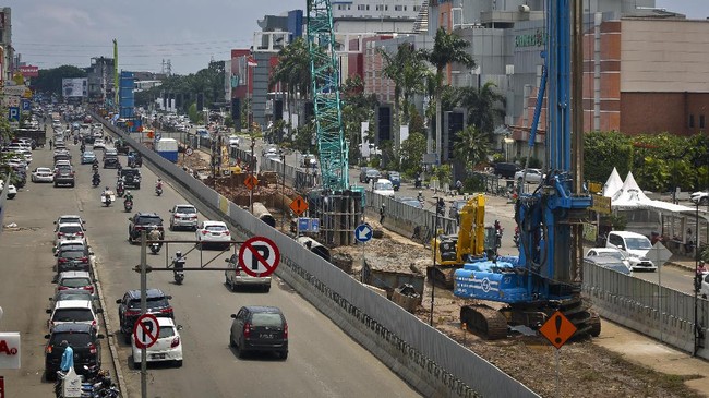 Penggunaan sistem persinyalan 'moving block' yang mengatur jarak rangkaian kereta berdasarkan jeda waktu lah yang menjadi sumber penghematan proyek.