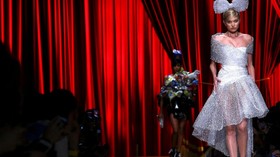 Sihir Cerdas Moschino Ubah Sampah Di Pekan Mode Milan