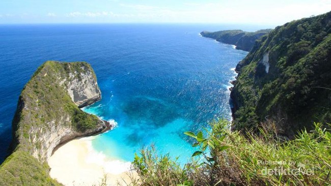 Bali punya pantai yang punya lekukan tebing seperti leher Brontosaurus. Seperti apa keindahannya?