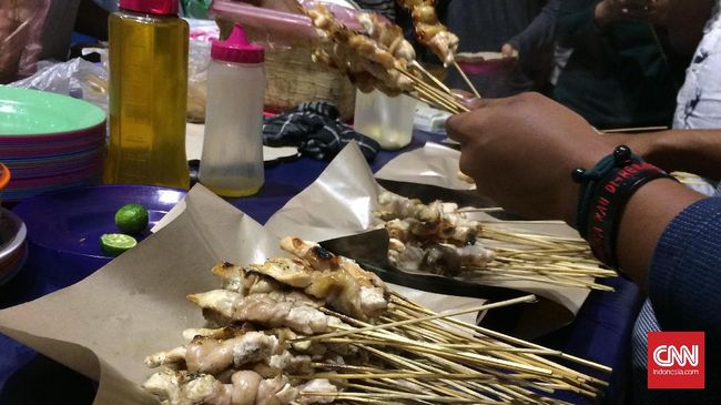 Sate taichan Bang Ocit adalah salah satu lapak yang paling ramai dikunjungi orang. Sate ini khas dengan tambahan pedas dan segar.