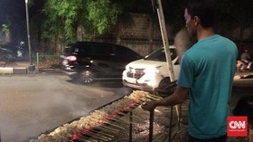 Pedagang Sate Taichan GBK Bersedia Direlokasi Asal Sementara