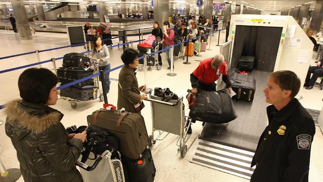 Kementerian Luar Negeri Indonesia mencatat sebanyak 4.276 WNI di Amerika Serikat masuk daftar terancam deportasi imbas kebijakan Presiden Donald Trump.