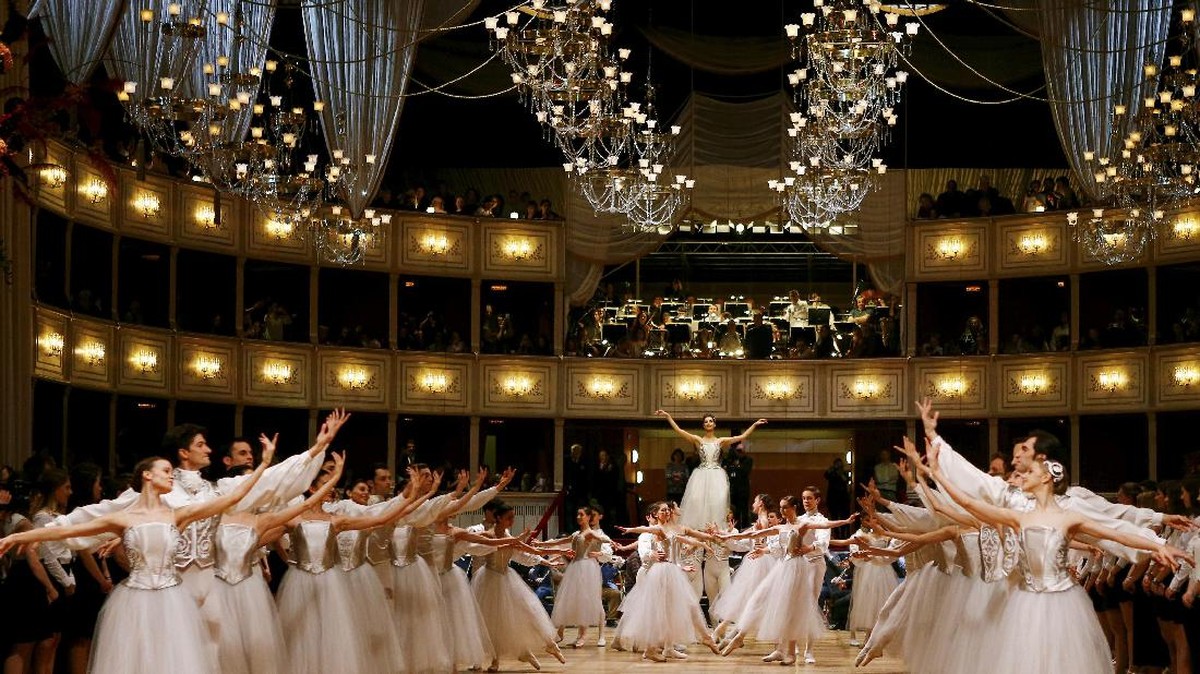 Glamornya Tradisi Opera Ball Vienna