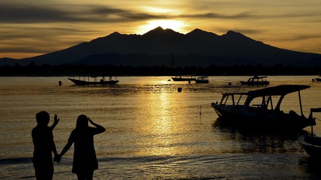 Anggota Ombudsman RI Ahmad Alamsyah Saragih meminta BPK dan KPK melakukan audit investigasi pengelolaan aset negara di pulau wisata Gili Trawangan.