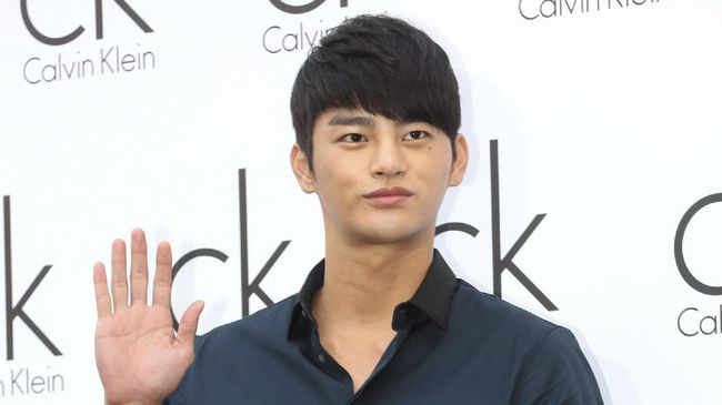 Penyanyi sekaligus aktor Seo In Guk bakal membintangi drama Korea terbaru yang akan ditayangkan tvN, '100 Million Stars Falling From the Sky.'