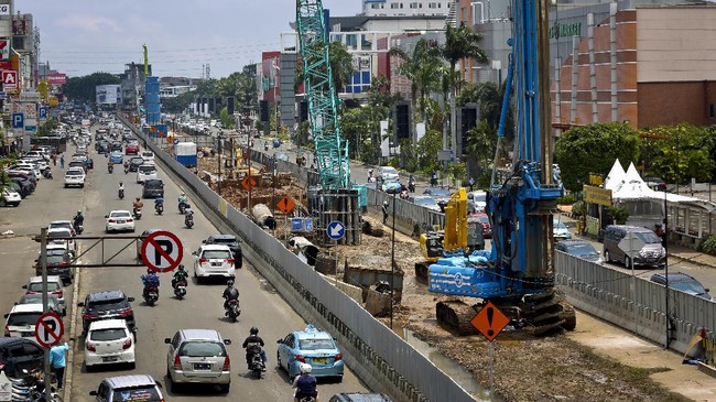 Dirut BNI Ahmad Baiquni menjelaskan, pemerintah meminta BNI, Bank Mandiri, dan BRI menyediakan pinjaman Rp18 triliun untuk mendanai proyek tersebut.