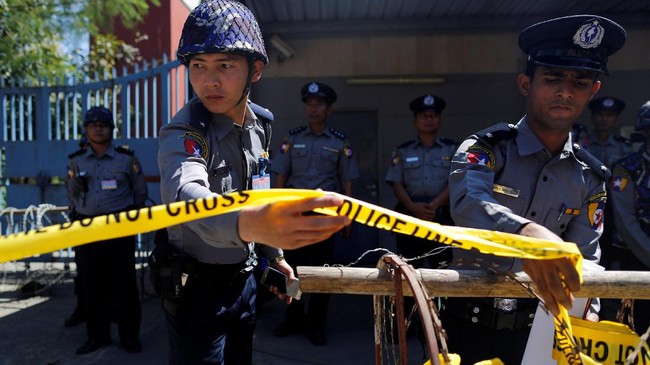 Setidaknya lima orang polisi dan tujuh warga etnis Rohingya tewas dalam bentrokan semalam di Rakhine, Myanmar.