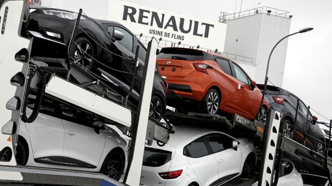 Langkah yang diambil CEO Renault Carlos Ghosn lebih berani daripada PSA Grup yang memutuskan hengkang dari Prancis.