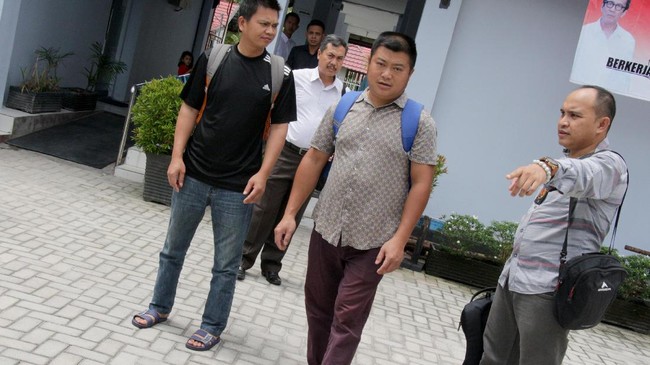 Dua tenaga kerja China terancam dideportasi karena langgar aturan. Mereka datang dengan izin bisnis tapi ternyata malah bekerja di pabrik.