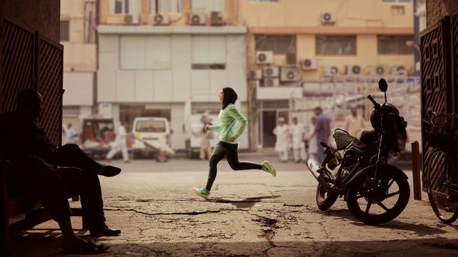 Ada yang menilai label busana olahraga ternama dunia itu membuka diri pada atlet wanita muslim, sementara lainnya menuding dan mengancam akan melakukan boikot.