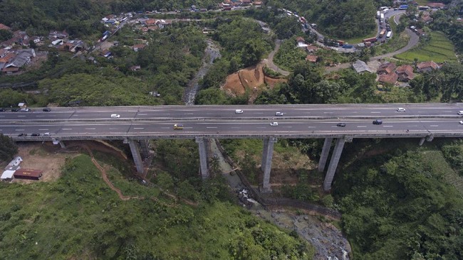 Sejak kemarin bus boleh melintasi Jembatan Cisomang meski perbaikan belum selesai sepenuhnya. Sementara truk masih diarahkan menggunakan jalur darurat